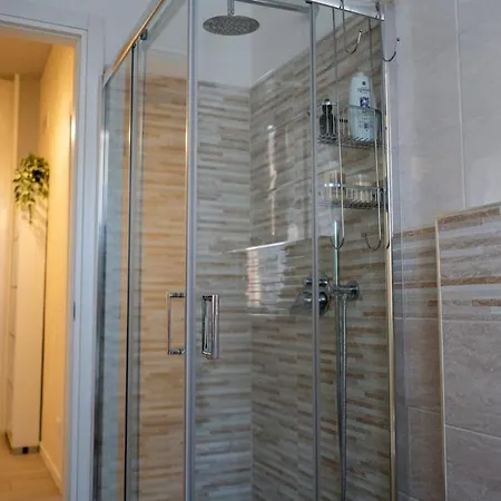 Modern Family Near The Hospital ,netflix & Free Wi-fi